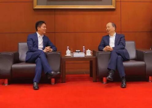 中國工商銀行董事長易會滿和京東集團(tuán)董事局主席兼首席執(zhí)行官劉強東見證了雙方合作協(xié)議的簽署。 