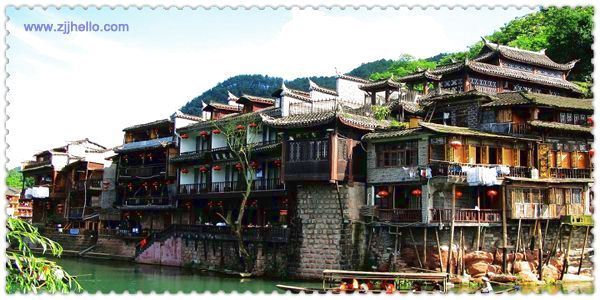 張家界、黃石寨、金鞭溪、袁家界、天子山、十里畫(huà)廊、黃龍洞、寶峰湖、天門(mén)山、鳳凰古城四日游