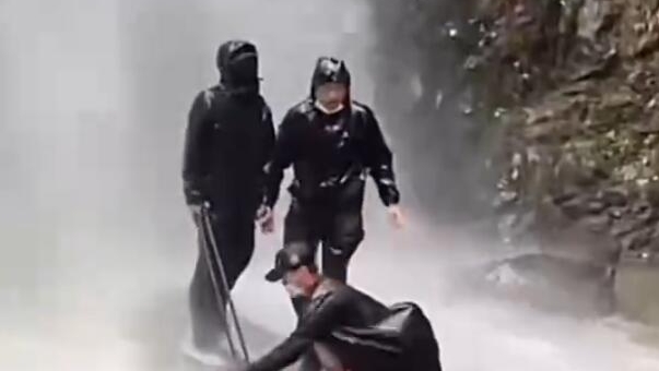 暴雨天打卡瀑布出什么片？ 警示教育片！
